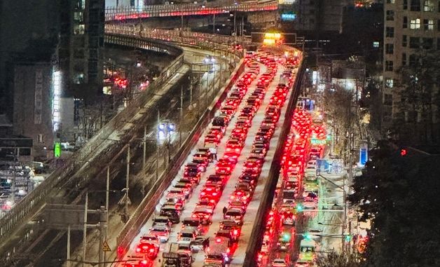 폭설로 막힌 도로