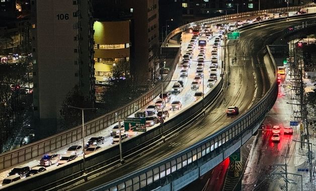폭설로 꽉 막힌 내부순환로