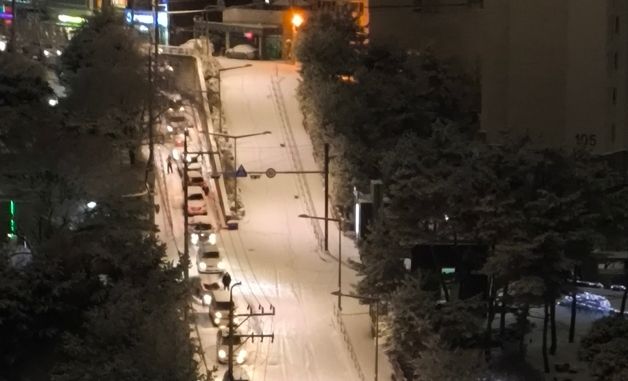 폭설에 엉금엉금