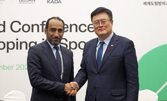 손잡은 김대현 차관과 사우디아라비아 스포츠부 차관