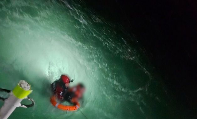 태안 전복 어선서 구조되는 선원