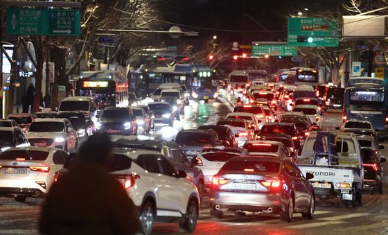 폭설에 꽉 막힌 도로