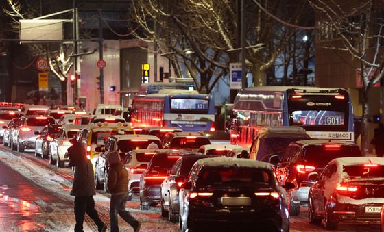 기습폭설에 교통비상