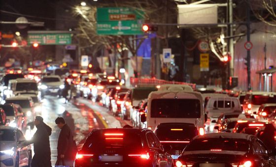 폭설에 도로 마비