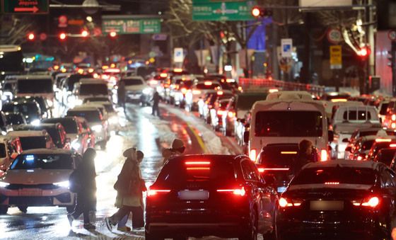 기습폭설에 도로 마비