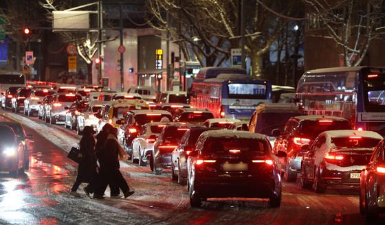 폭설에 꽉 막힌 도로