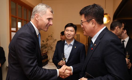 IOC위원들과 인사나누는 김대현 제2차관