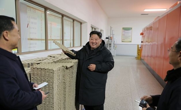 김정은, 평안남도 지방공업공장 현지료해…제지공업발전에 만족감