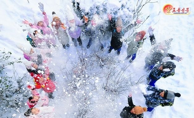 북한 평양에도 첫눈…설경 만끽하는 아이들