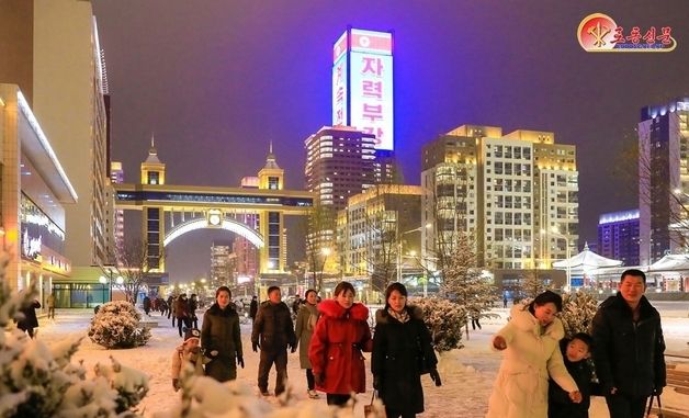 북한 평양에도 첫눈…화려한 야경 속 쌓인 눈