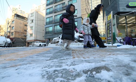 요란한 첫 눈이 만든 빙판길