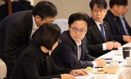 대화 나누는 김정관 장관