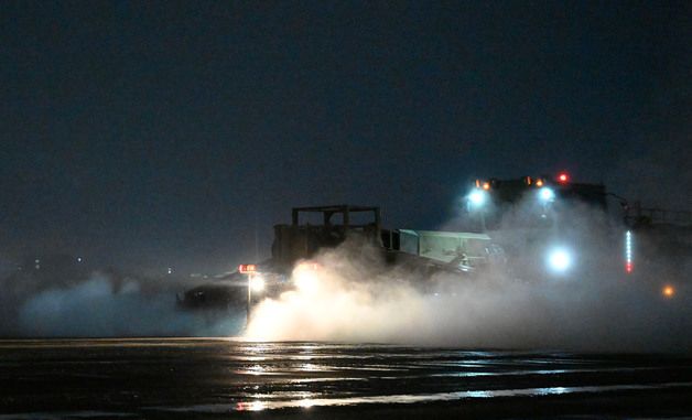 공군, 활주로 야간 제설작전 실시