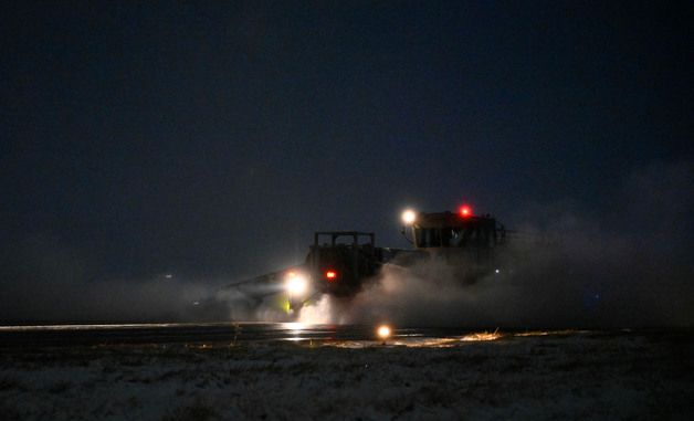 공군 수원기지, 야간 활주로 제설작전 실시