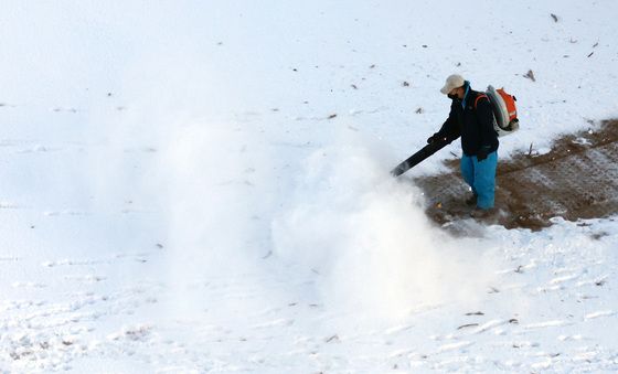 '아침부터 제설작업'