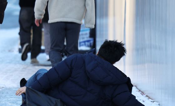 얼어붙은 출근길 '빙판 조심'