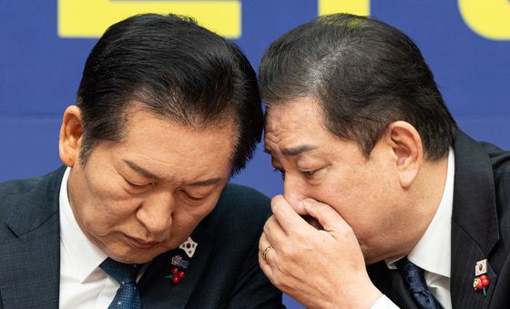 밀착해서 대화 나누는 정청래·김병기