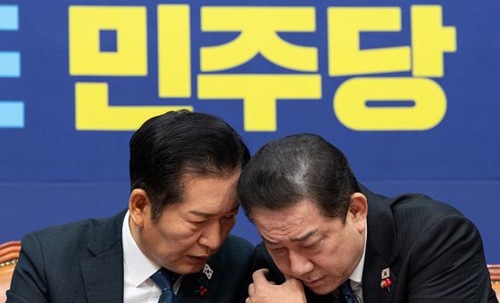 민주당 '속닥속닥 귀엣말'