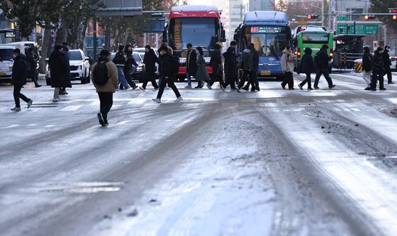 눈 내린 출근길 도로