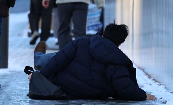 '빙판길 낙상 주의'