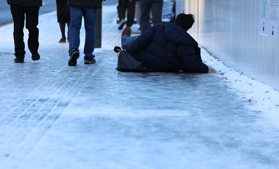 폭설 뒤 한파 '빙판길 조심'