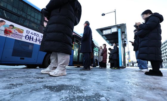 폭설 후 한파에 출근길 버스 집중배차 30분 연장