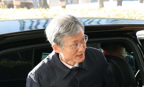 차량에서 내리는 조희대 대법원장