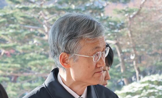 대법원 청사 들어서는 조희대 대법원장