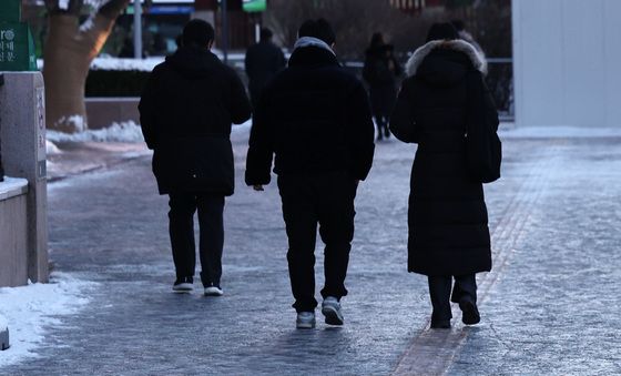 첫눈 뒤 꽁꽁 언 출근길