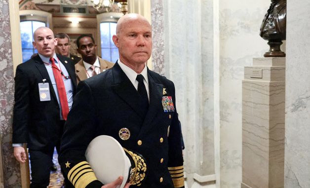 [포토] 상원 출석하는 '마약운반선 추가공격' 지휘관