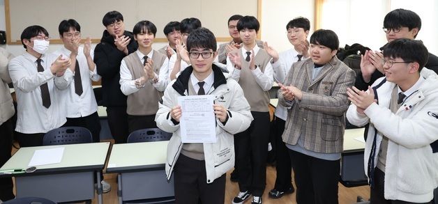 친구들 축하받는 수능 만점자 이하진 학생