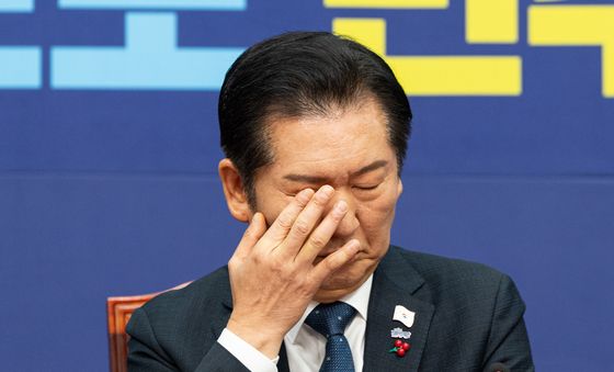 눈가 만지는 정청래 대표