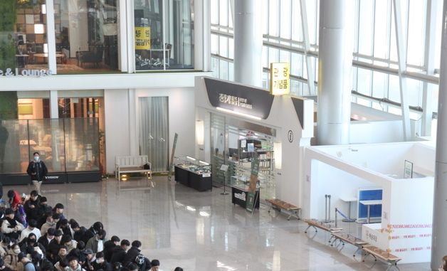 밤새 기다린 서브컬처 게임 팬들