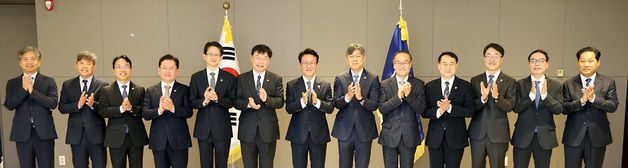 차관급 임명장 수여 기념촬영 하는 김민석 국무총리