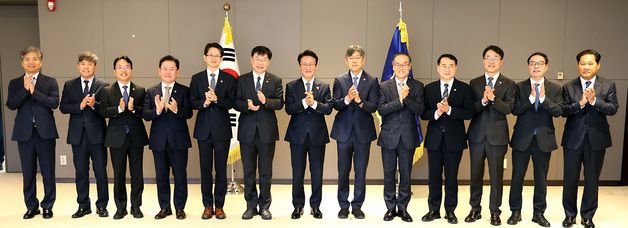 차관급 임명장 수여 기념촬영 하는 김민석 국무총리