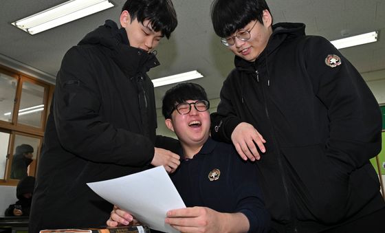 '수능 만점' 축하받는 수험생