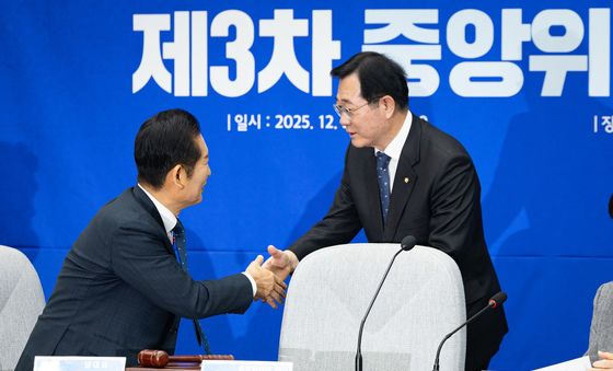 민홍철 중앙위 의장과 인사 나누는 정청래 대표