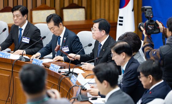 의사봉 두드리는 민홍철 민주당 중앙위 의장