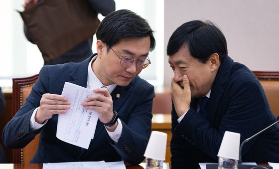 대화 나누는 장경태·이성윤 의원