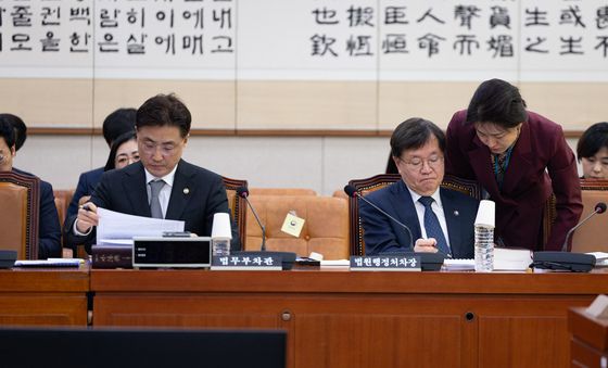 법사위 법안심사1소위 출석한 이진수 법무차관과 배형원 법원행정처차장