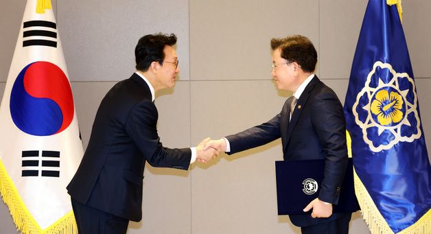 김민석 국무총리, 이승돈 농촌진흥청장 임명장 수여