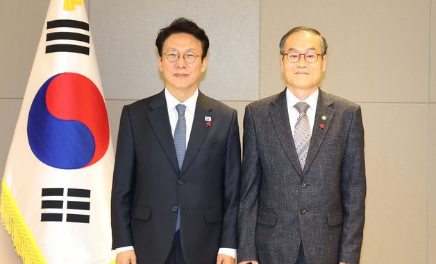 김민석 국무총리, 이용철 방위사업청장 임명장 수여