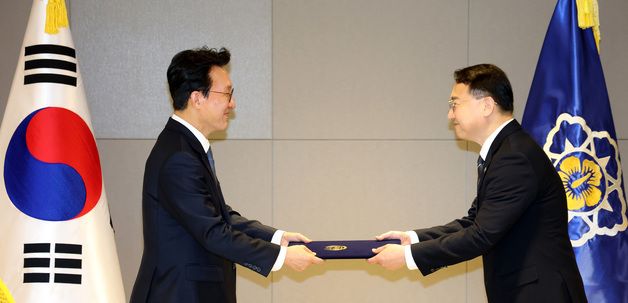 김민석 국무총리, 김인호 산림청장 임명장 수여