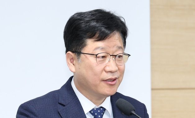 질의에 답변하는 안호영 의원