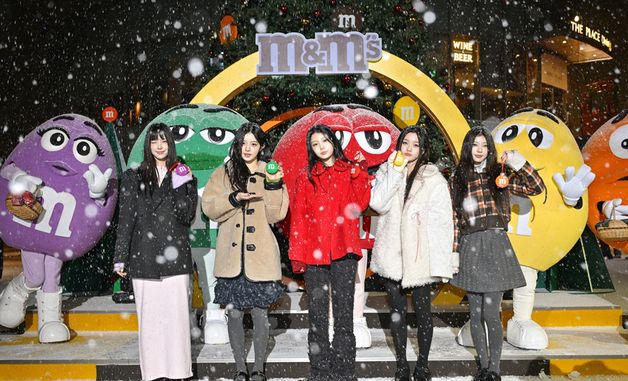 아일릿과 함께 크리스마스 감성 가득한 엠앤엠즈 매지컬 홀리데이 즐겨요