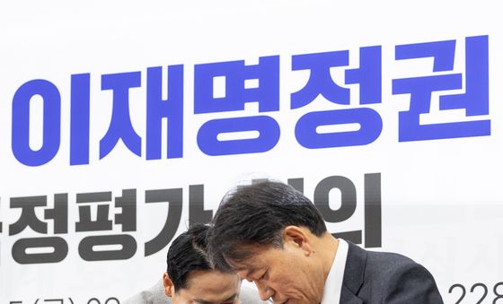 악수 나누는 장동혁 대표와 윤한홍 의원