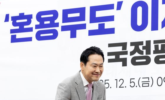 회의 참석하는 장동혁 대표