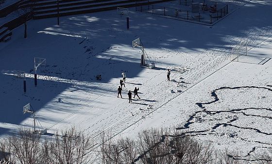첫눈이 즐거운 아이들