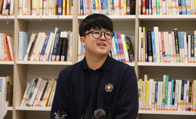 인터뷰하는 2026학년도 수능 만점 왕정건 학생