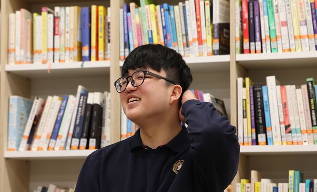 미소 짓는 수능 만점자 왕정건 학생